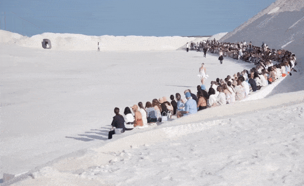 JACQUEMUS FW22 “LE PAPIER” SHOW